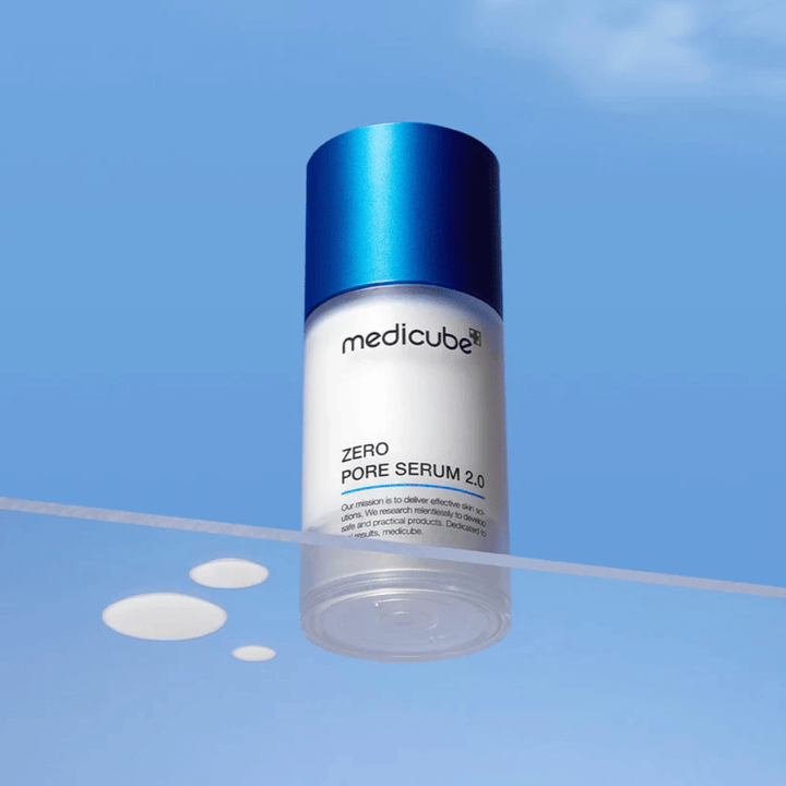 Image produit de Medicube Zero Pore Serum 2.0 sur fond bleu, un sérum réduisant les pores développé pour équilibrer la peau et améliorer la texture de la peau.