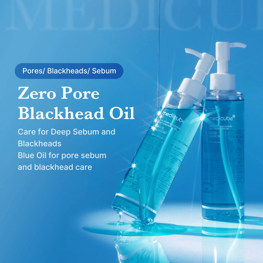 Deux bouteilles de Medicube Zero Pore Blackhead Deep Cleansing Oil sur fond bleu avec un texte mettant en avant son efficacité contre les pores, le sébum et les points noirs.