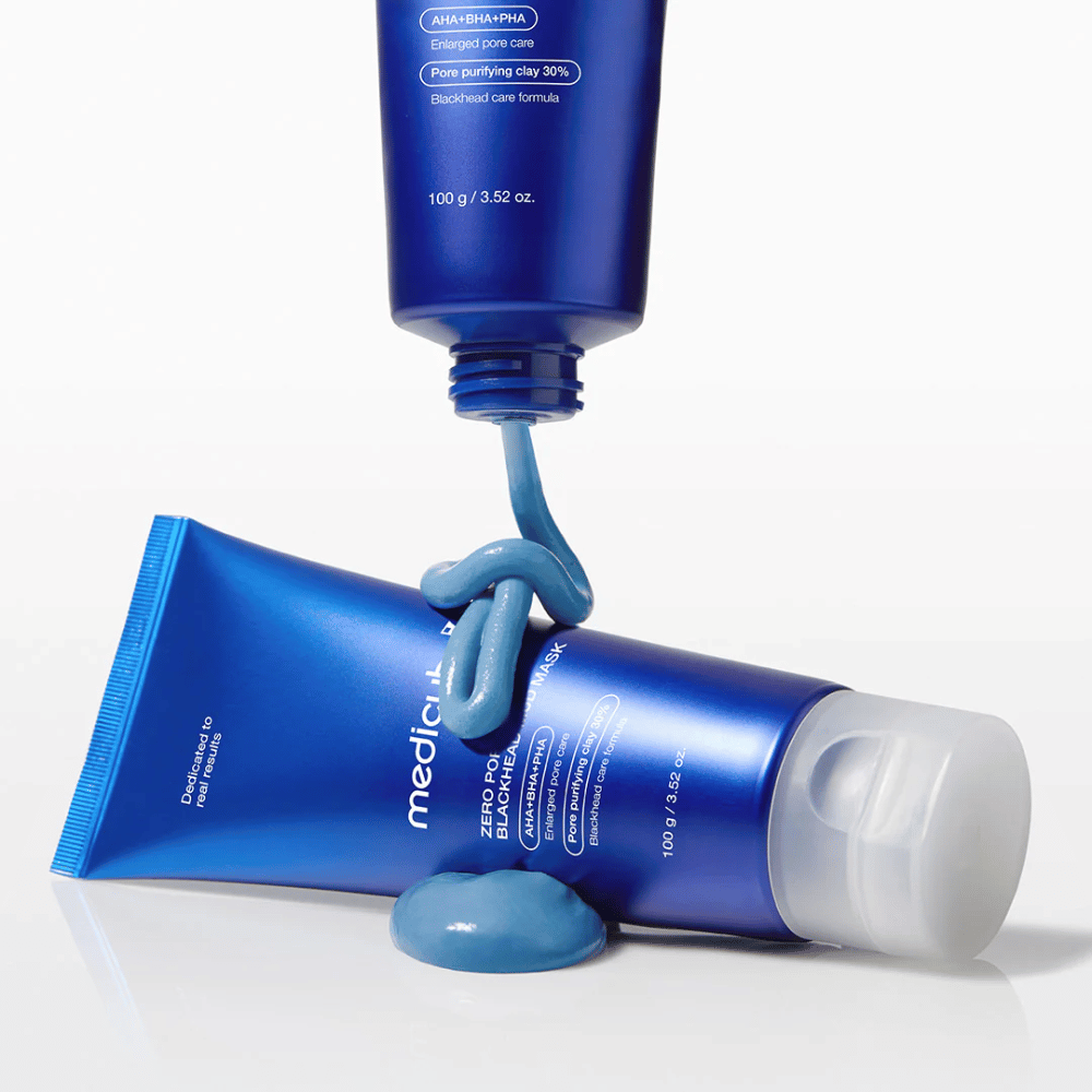 Deux tubes de masque de boue, texte produit bleu texturé à l'extérieur de l'emballage.