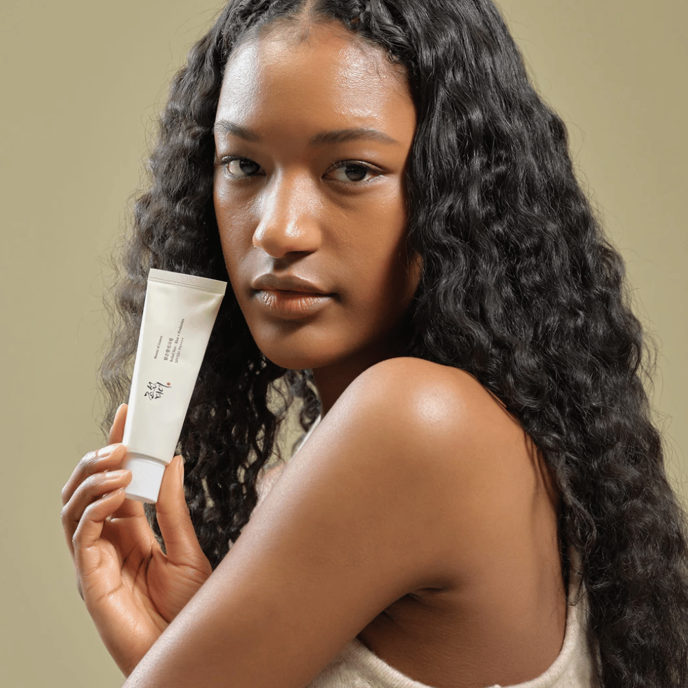 Beauty of Joseon Relief Sun SPF50+ PA++++ 50ml – crème solaire coréenne avec extrait de riz et probiotiques, montrée en utilisation pour un soin de la peau naturel.