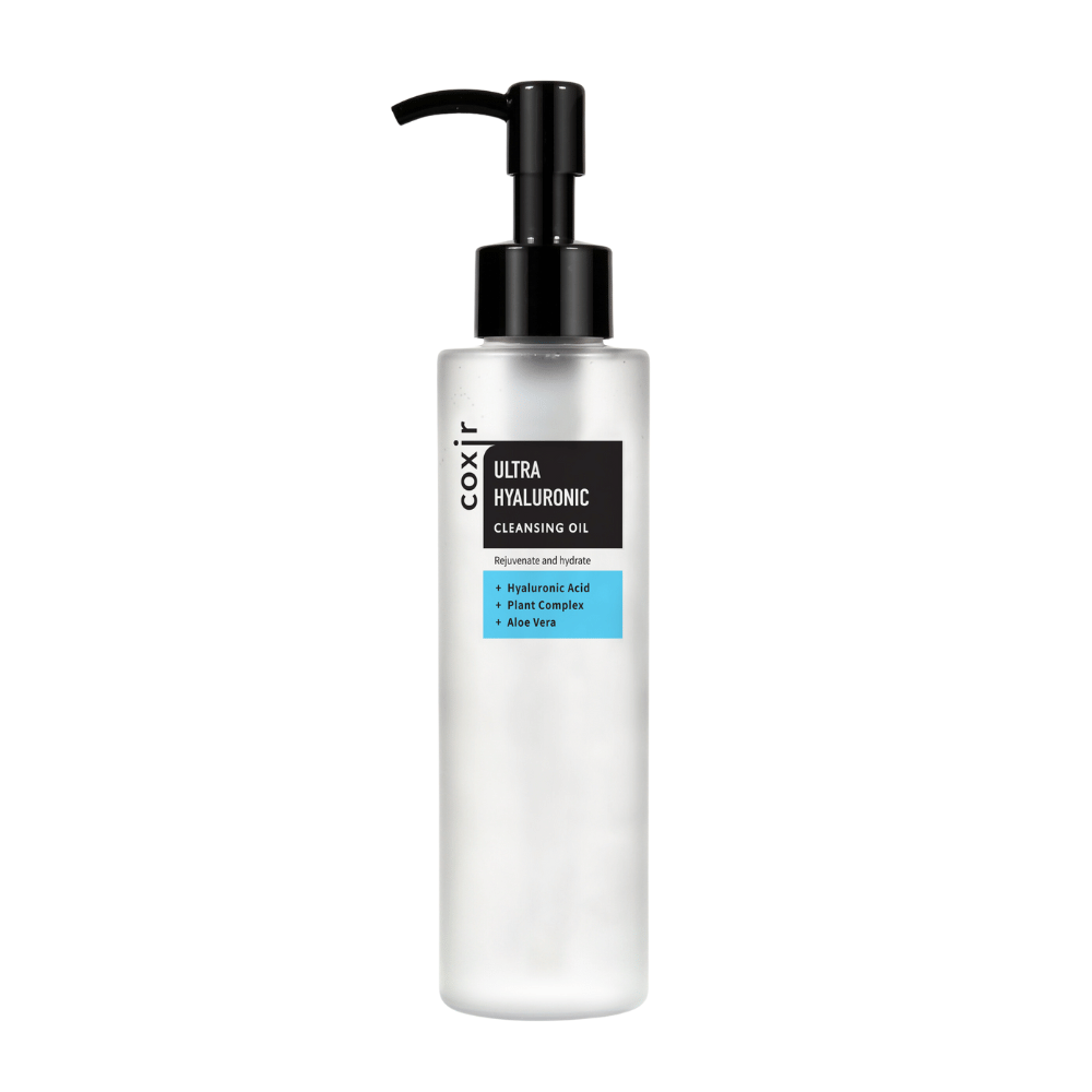 Un flacon pompe blanc avec le texte "coxir ULTRA HYALURONIC CLEANSING OIL", contenant de l'acide hyaluronique, un complexe végétal et de l'aloe vera pour l'hydratation et la purification.