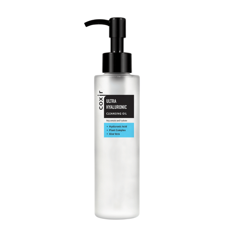 Un flacon pompe blanc avec le texte "coxir ULTRA HYALURONIC CLEANSING OIL", contenant de l'acide hyaluronique, un complexe végétal et de l'aloe vera pour l'hydratation et la purification.
