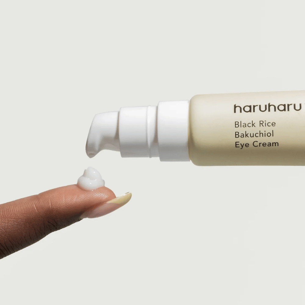 HaruHaru Wonder Black Rice Bakuchiol Eye Cream – gros plan sur une pompe distribuant de la crème sur le bout du doigt, montrant la consistance pour l'hydratation et l'anti-âge.