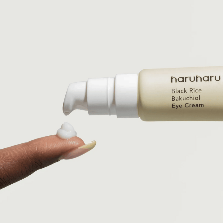 HaruHaru Wonder Black Rice Bakuchiol Eye Cream – gros plan sur une pompe distribuant de la crème sur le bout du doigt, montrant la consistance pour l'hydratation et l'anti-âge.