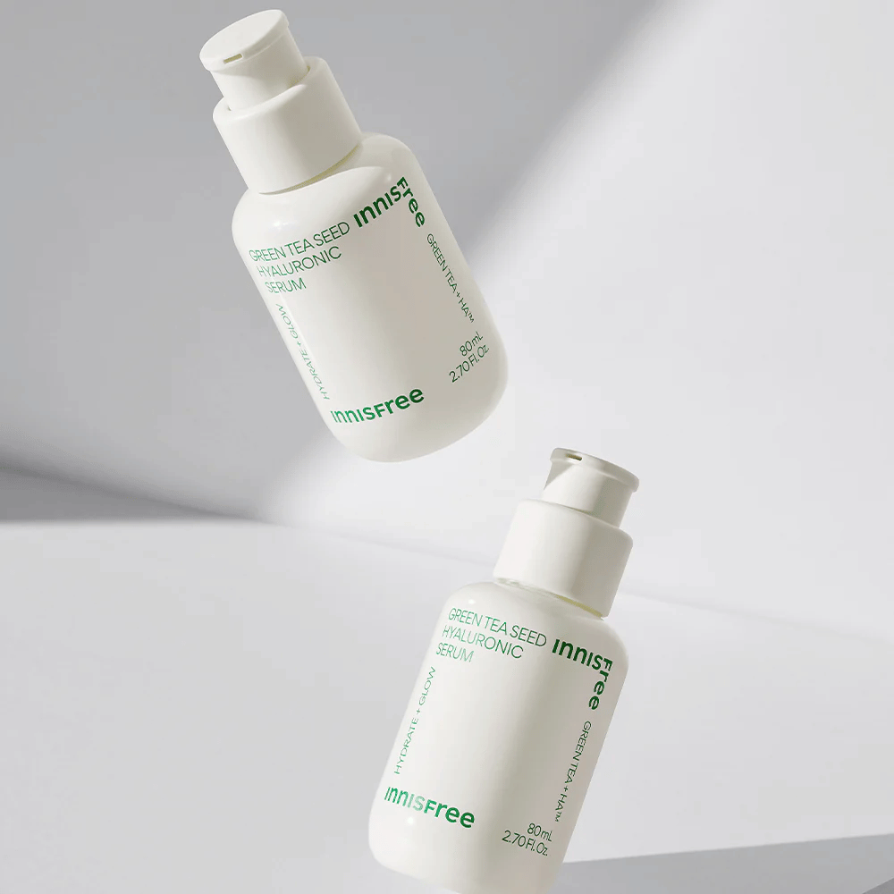 Innisfree Green Tea Seed Hyaluronic Serum 80ml bouteille sur une surface blanche.