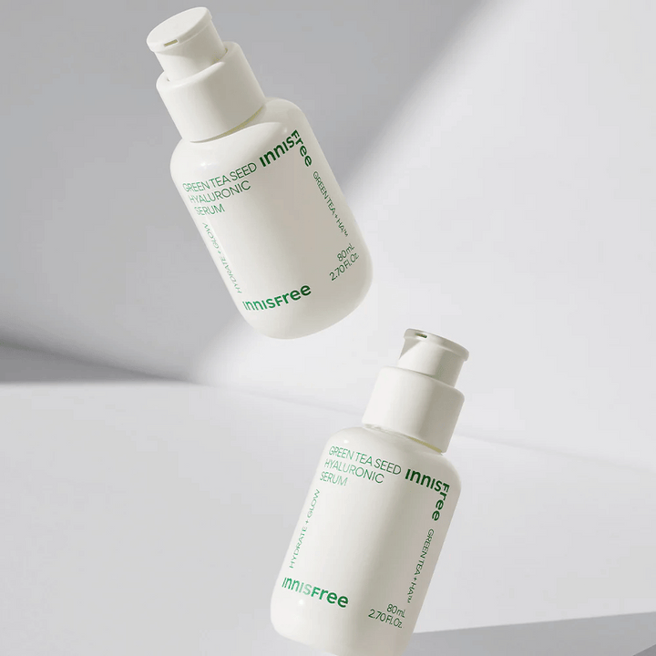 Innisfree Green Tea Seed Hyaluronic Serum 80ml bouteille sur une surface blanche.