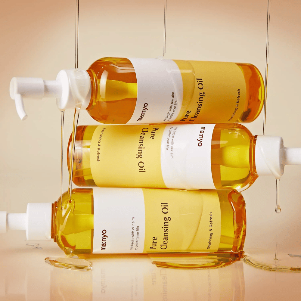 Trois bouteilles ma:nyo Pure Cleansing Oil 200ml empilées pour les soins de la peau et le démaquillage.