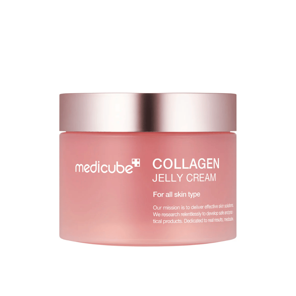 Medicube Collagen Jelly Cream dans un pot rose avec un couvercle argenté. Le produit est conçu pour tous les types de peau et promet des soins de la peau efficaces en mettant l'accent sur le collagène pour améliorer l'élasticité et l'hydratation de la peau.