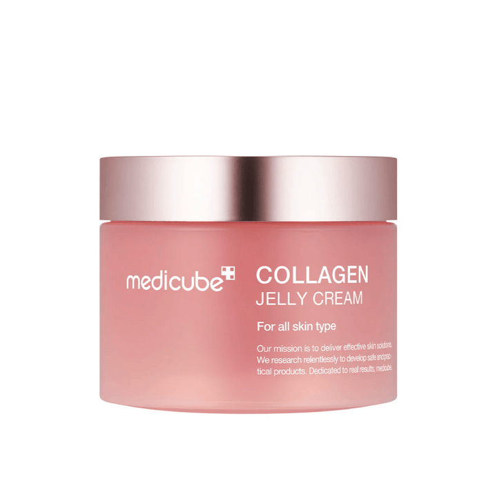 Medicube Collagen Jelly Cream dans un pot rose avec un couvercle argenté. Le produit est conçu pour tous les types de peau et promet des soins de la peau efficaces en mettant l'accent sur le collagène pour améliorer l'élasticité et l'hydratation de la peau.