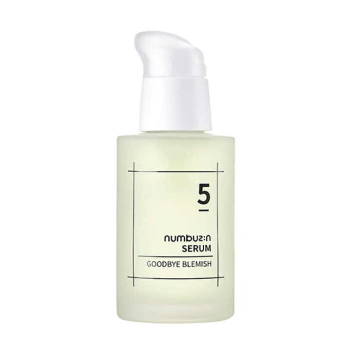 Une bouteille No.5 Goodbye Blemish Serum 50ml de numbuzin sur fond blanc.