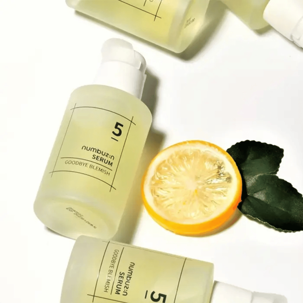Cinq bouteilles numbuzin No.5 Goodbye Blemish Serum 50ml avec des citrons et des feuilles qui ciblent les taches et les cicatrices d'acné.