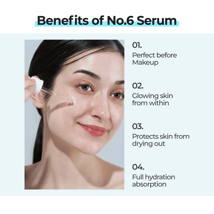 Une femme applique numbuzin No. 6 Deep Sleep Mask Serum avec une pipette, qui donne de l'éclat, protège contre la sécheresse et est entièrement absorbée par la peau.