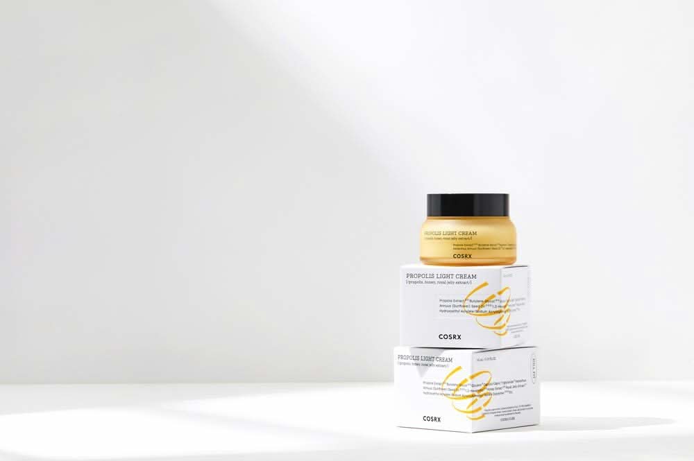 Un lot de COSRX Full Fit Propolis Light Cream boîtes de 65 ml.