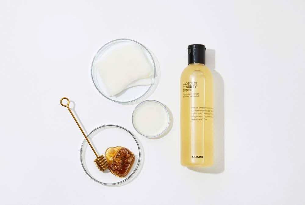 Une bouteille COSRX Full Fit Propolis Synergy Toner 150ml avec des effets anti-inflammatoires et antibactériens, posée sur une surface blanche.