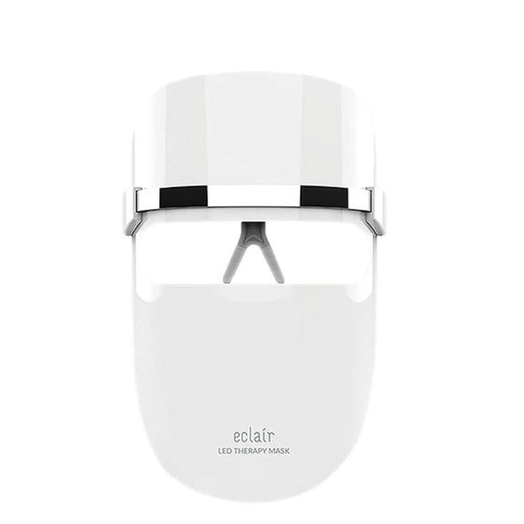 Un ECLAIR LED Therapy Mask sur fond blanc avec des améliorations de la peau.