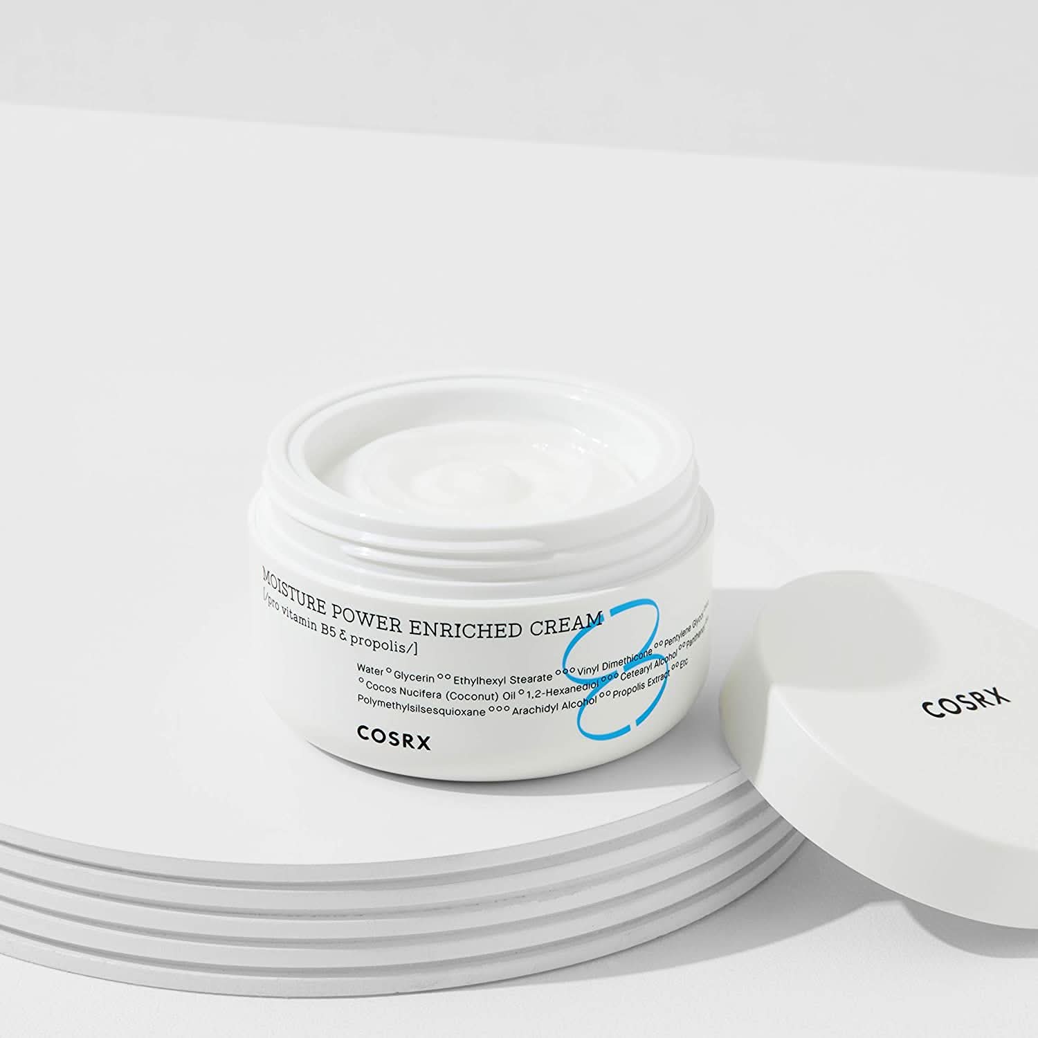 Un pot de COSRX Moisture Power Enriched Cream 50ml qui repose sur une table.