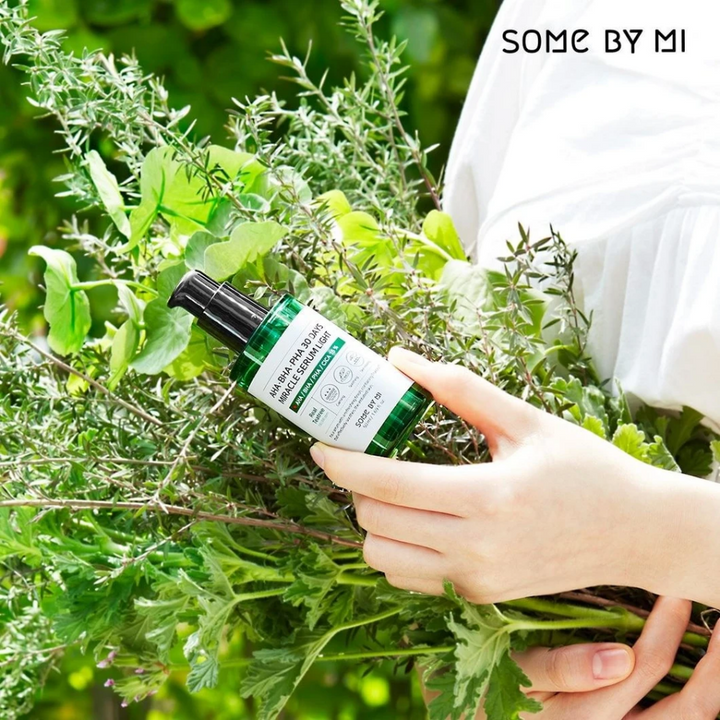 Une femme tenant un bouquet d'herbes dans ses mains pour lutter contre les taches pigmentaires et l'acné avec l'aide de AHA, BHA, PHA 30 Days Miracle Serum Light 50ml de SOME BY MI.