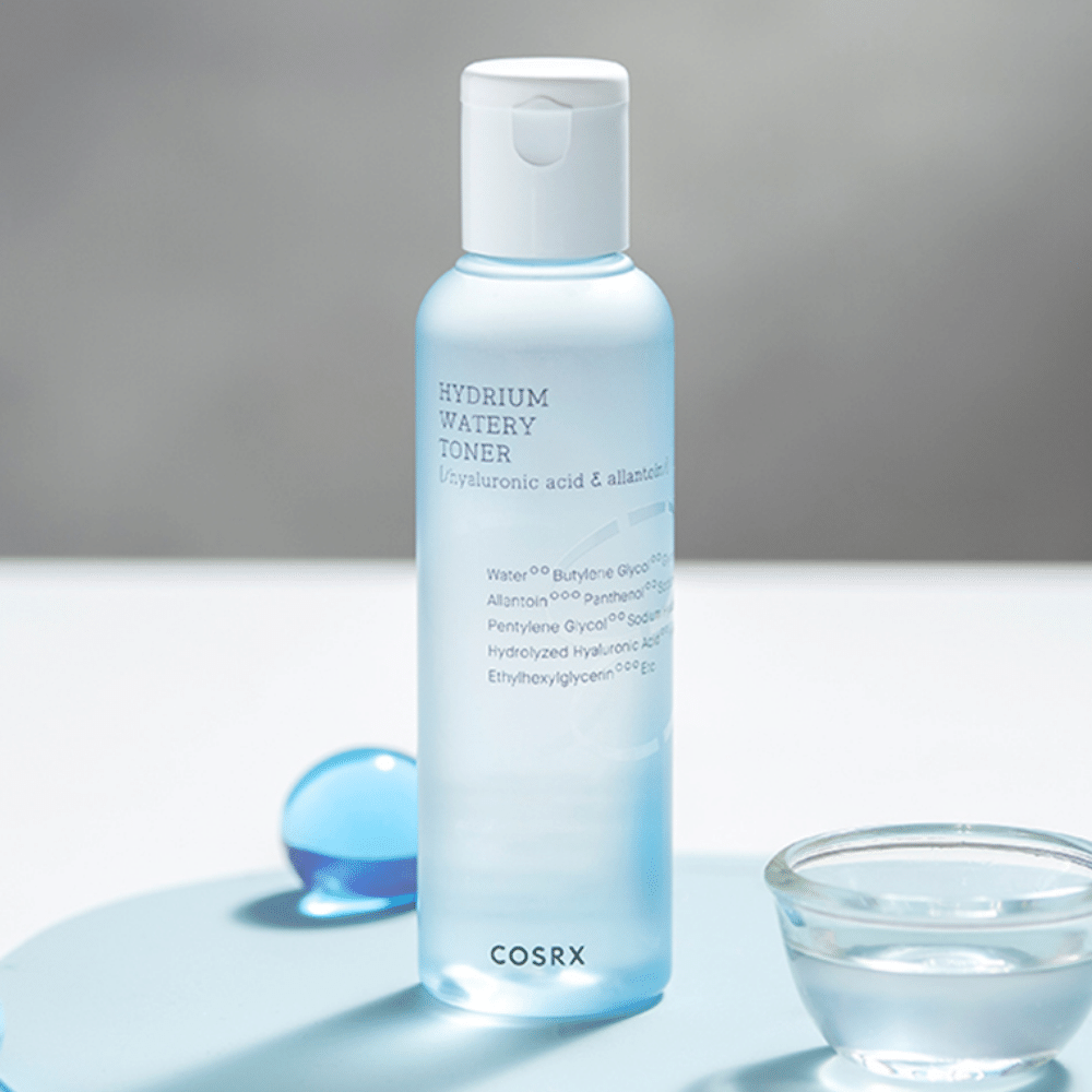 Un COSRX Hydrium Watery Toner 150ml, une lotion tonique hydratante avec acide hyaluronique.