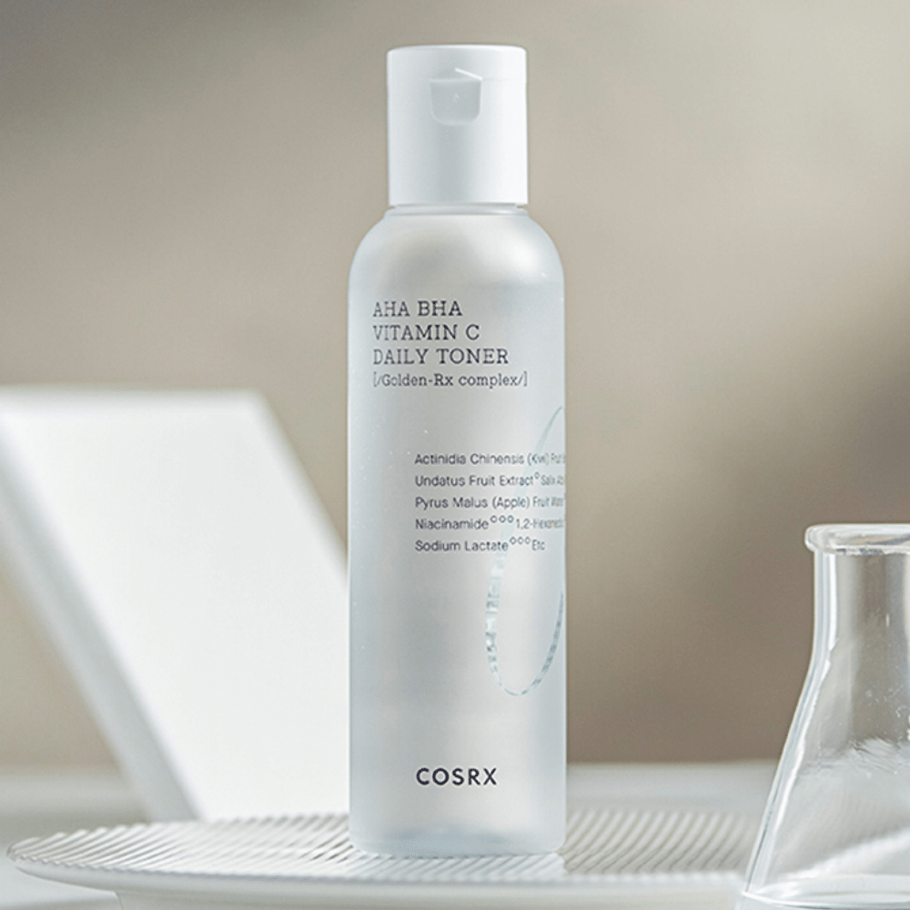 Une bouteille COSRX Refresh AHA BHA Vitamin C Daily Toner 150ml posée sur une plaque blanche.
