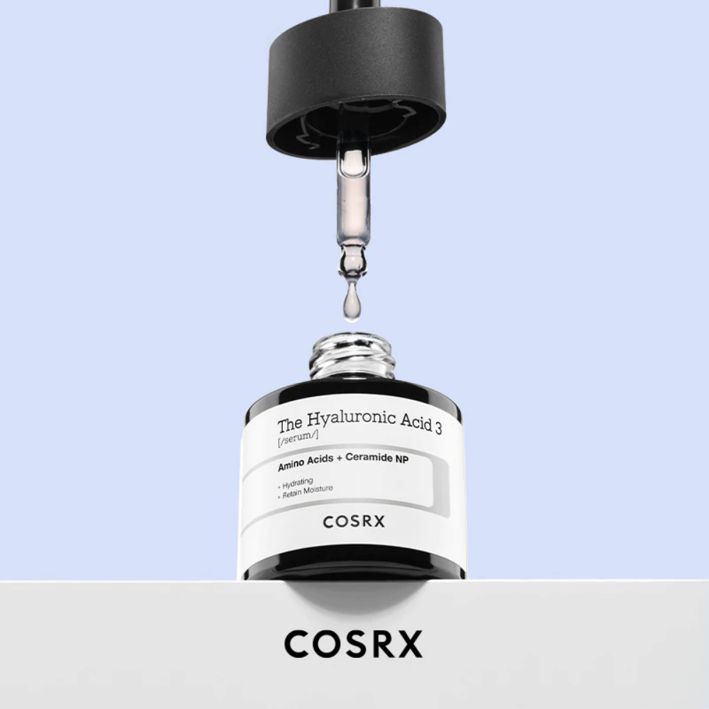 Un sérum avec un compte-gouttes attaché, contenant COSRX:s The Hyaluronic Acid 3 Serum 20ml pour soutenir la barrière d'hydratation de la peau.