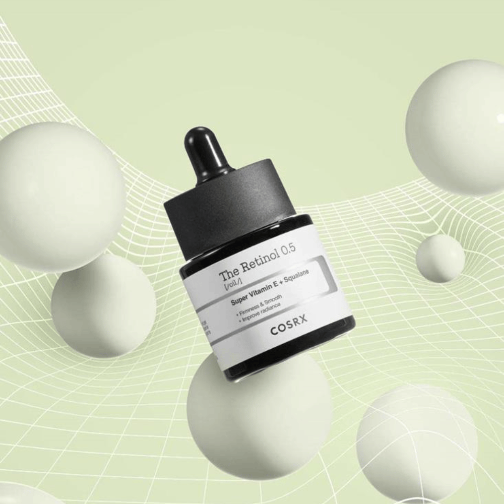 Une bouteille de COSRX Retinol 0.5 Oil 20ml qui favorise les bienfaits anti-âge sur un fond blanc.