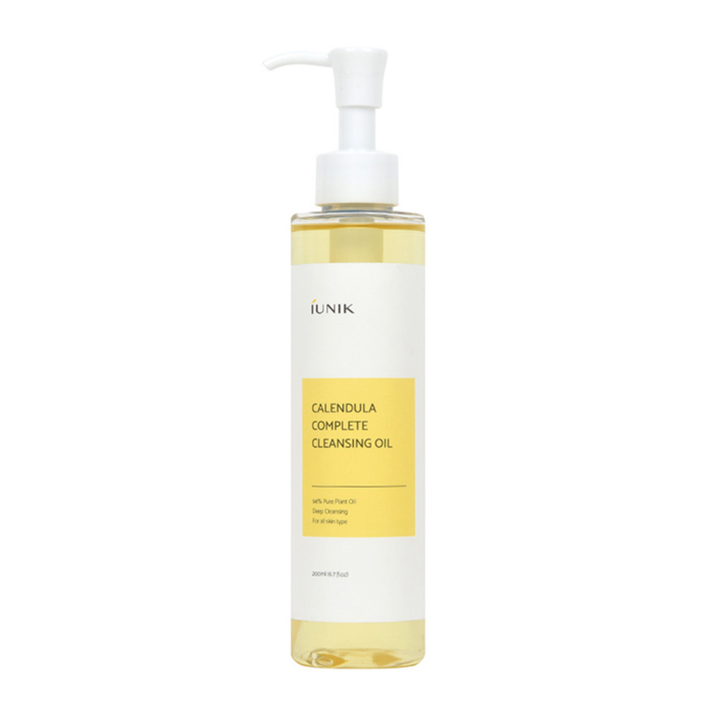 Une bouteille iUNIK Calendula Complete Cleansing Oil 200ml pour enlever les résidus de maquillage avec une étiquette jaune sur fond blanc.