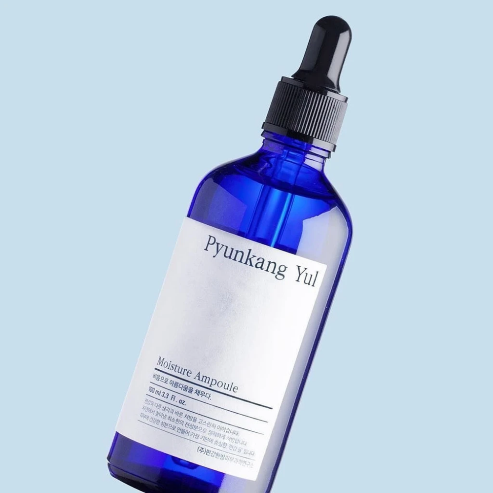 Une bouteille bleue sur fond bleu avec le sérum 100ml de Pyunkang Yul's Moisture Ampoule.