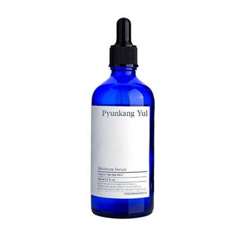 Un Pyunkang Yul Moisture Serum 100ml sur un fond blanc qui équilibre les niveaux d'hydratation de la peau.