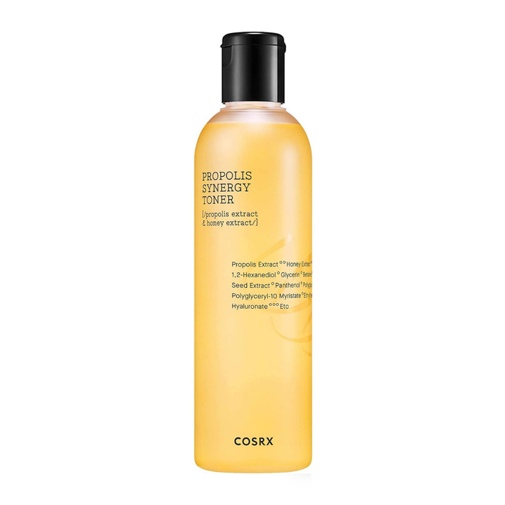 Une bouteille COSRX Full Fit Propolis Synergy Toner 150ml avec des effets anti-inflammatoires et antibactériens sur fond blanc.
