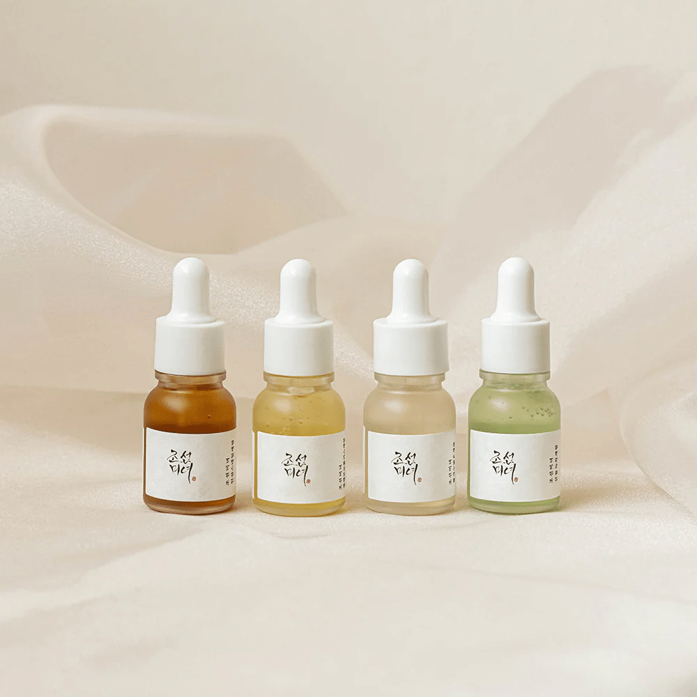 Quatre bouteilles Beauty of Joseon Hanbang Serum Discovery Kit 4 pcs sur fond blanc.