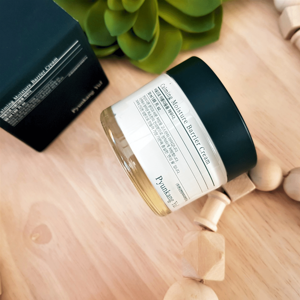 Un pot Pyunkang Yul Calming Moisture Barrier Cream 50ml posé sur une table en bois.