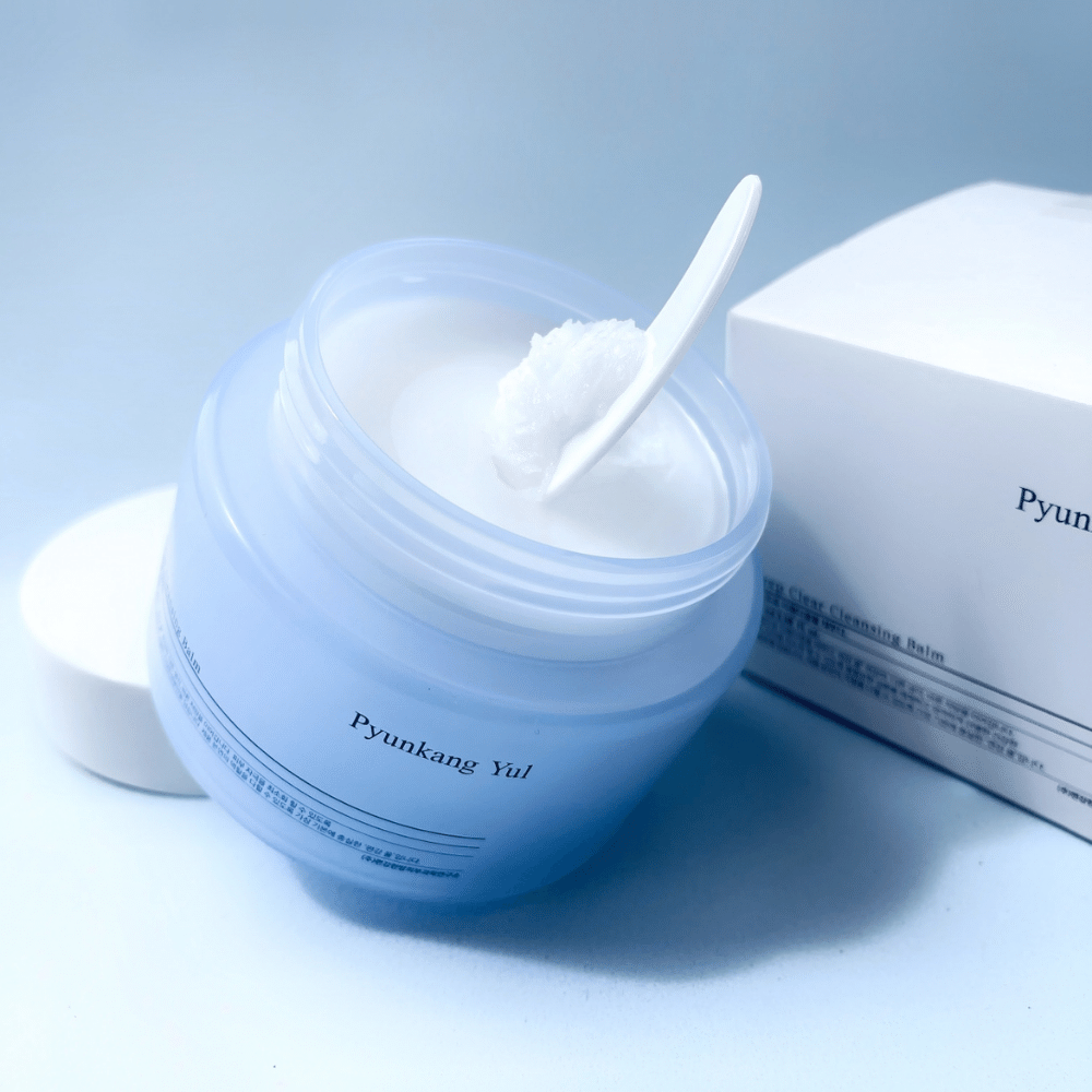 Un pot Pyunkang Yul Deep Clear Cleansing Balm 100ml avec une cuillère à côté.