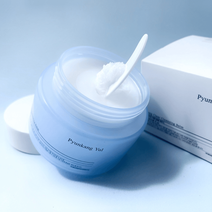 Un pot Pyunkang Yul Deep Clear Cleansing Balm 100ml avec une cuillère à côté.