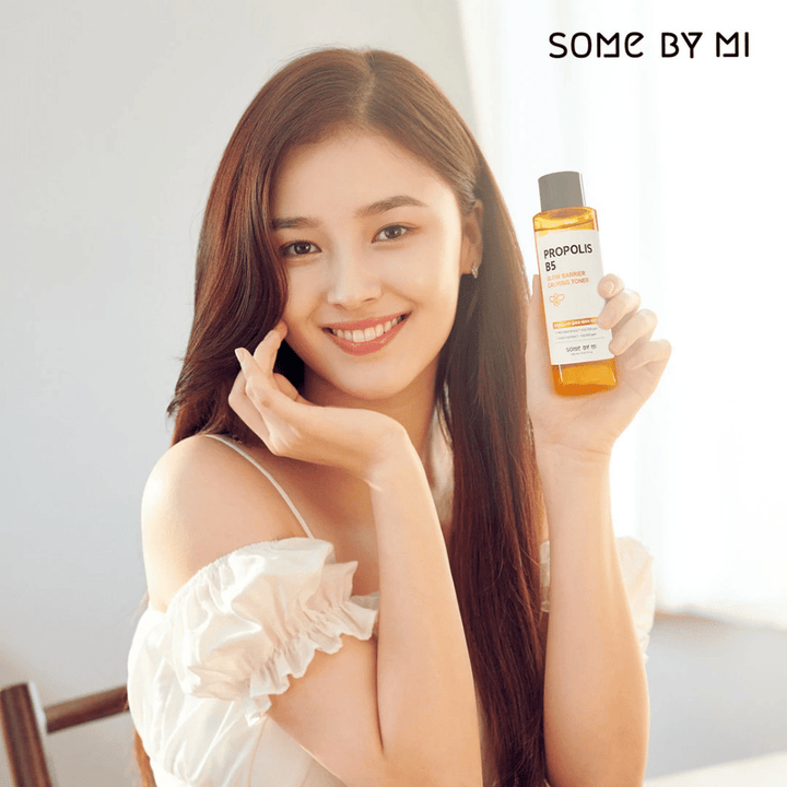 Une jeune femme qui intègre Some By Mi Propolis B5 Glow Barrier Calming Toner 150ml dans sa routine de soins de la peau en utilisant du tonique.