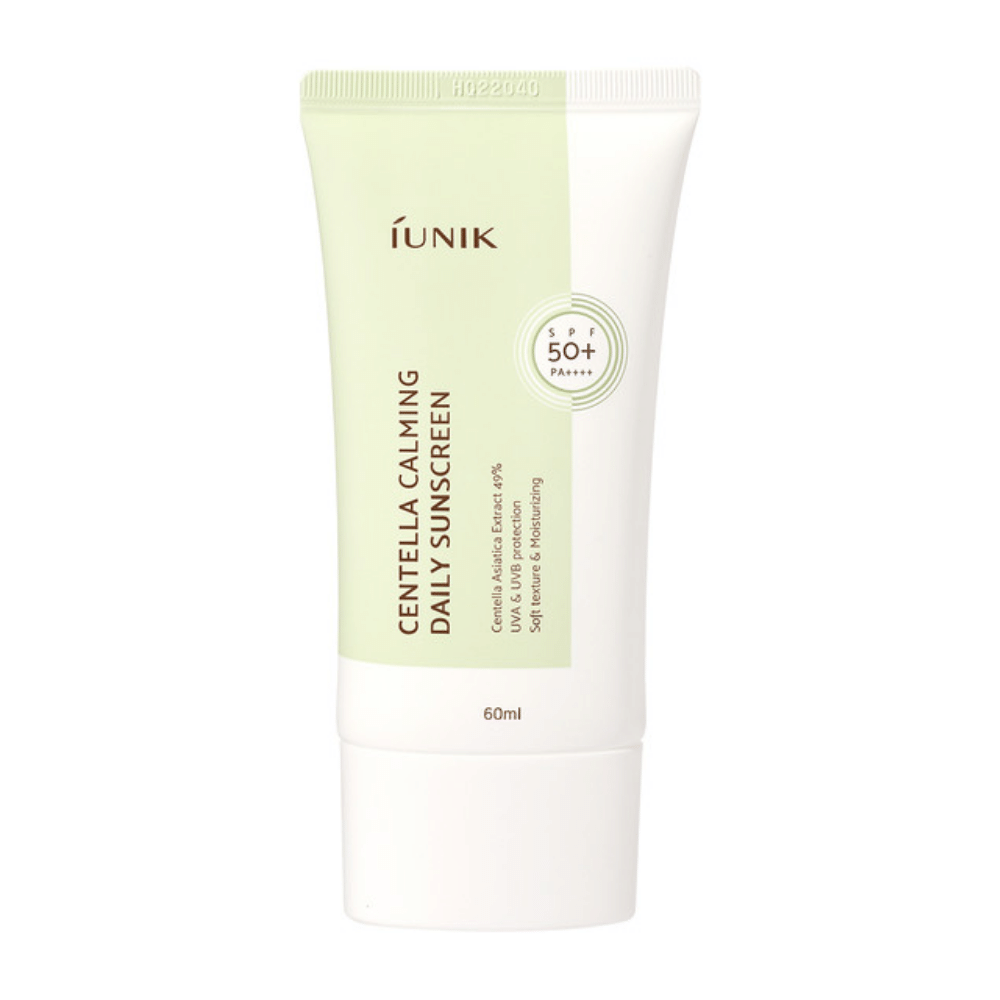 Un tube iUNIK Centella Calming Daily Sunscreen 60ml avec SPF 50+ et protection contre les rayons UVA et UVB sur fond blanc.