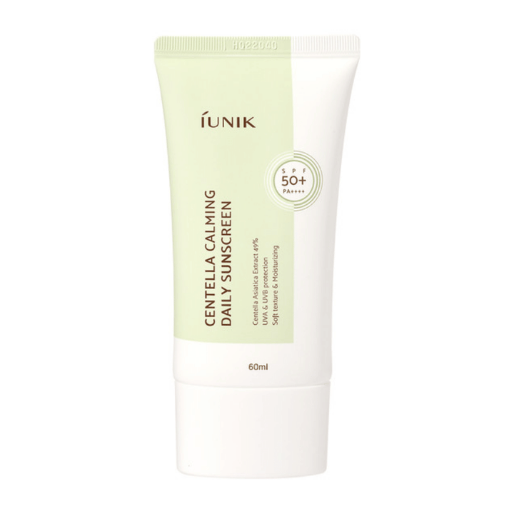 Un tube iUNIK Centella Calming Daily Sunscreen 60ml avec SPF 50+ et protection contre les rayons UVA et UVB sur fond blanc.